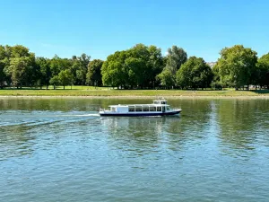 Nowoczesny prom Wawel płynący po błękitnym morzu w słoneczny dzień, widok z pokładu na horyzont i wybrzeże.