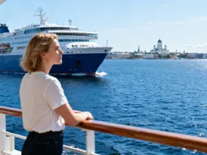 Nowoczesny prom płynący przez spokojny Bałtyk w stronę wybrzeża Szwecji, widziany z pokładu przez pasażera.